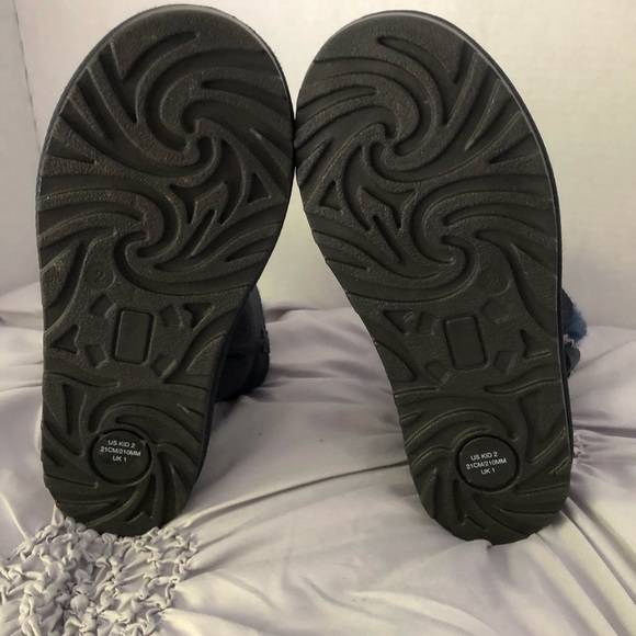 Boots - Picture 3 of 10